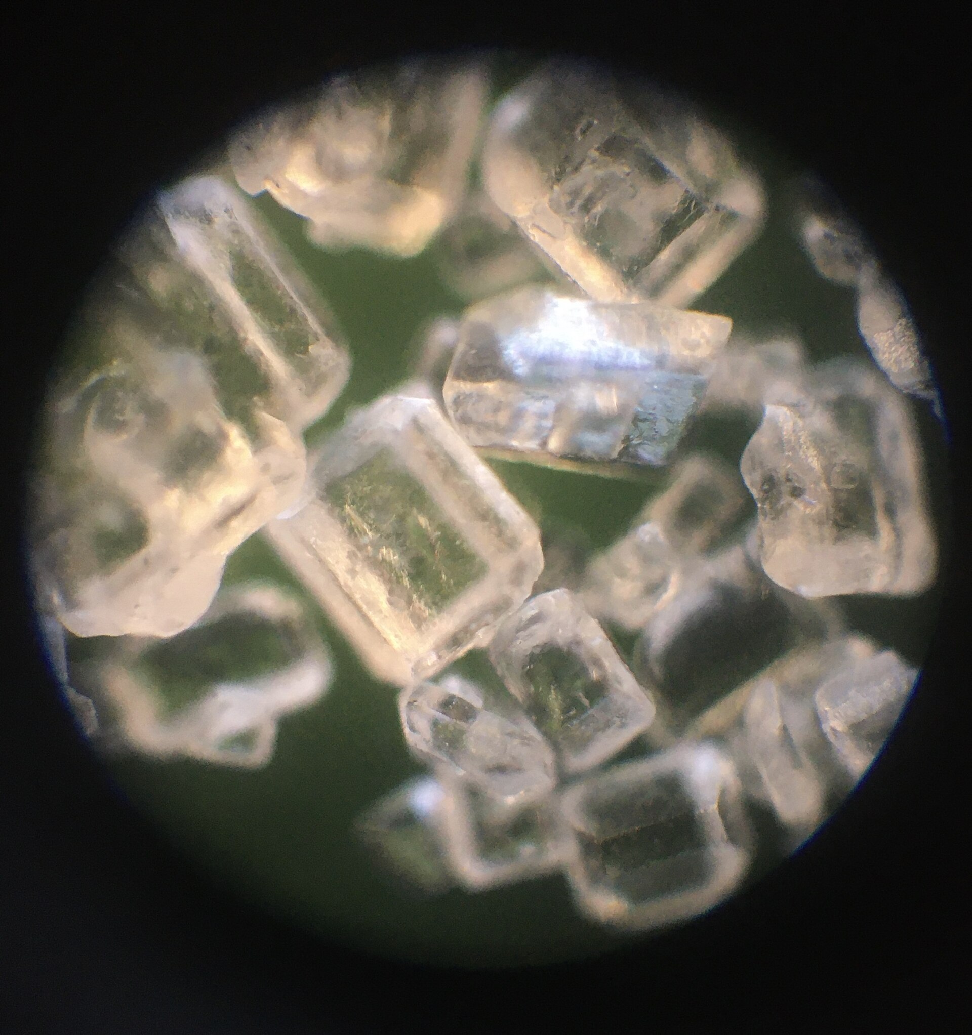 Grote foto van suikerkristallen onder een microscoop