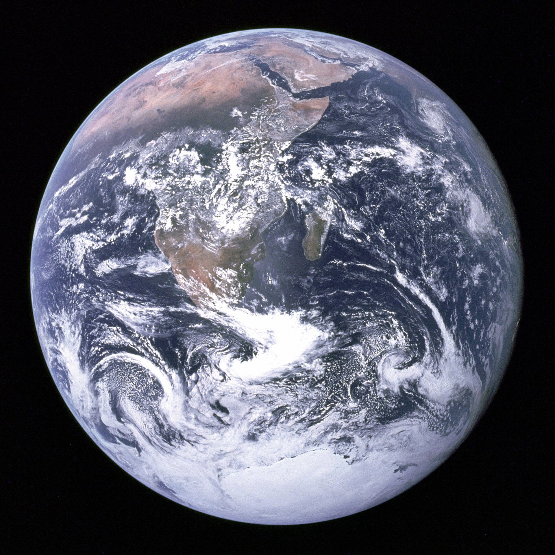 Grote foto van de aarde gezien vanuit Apollo 17