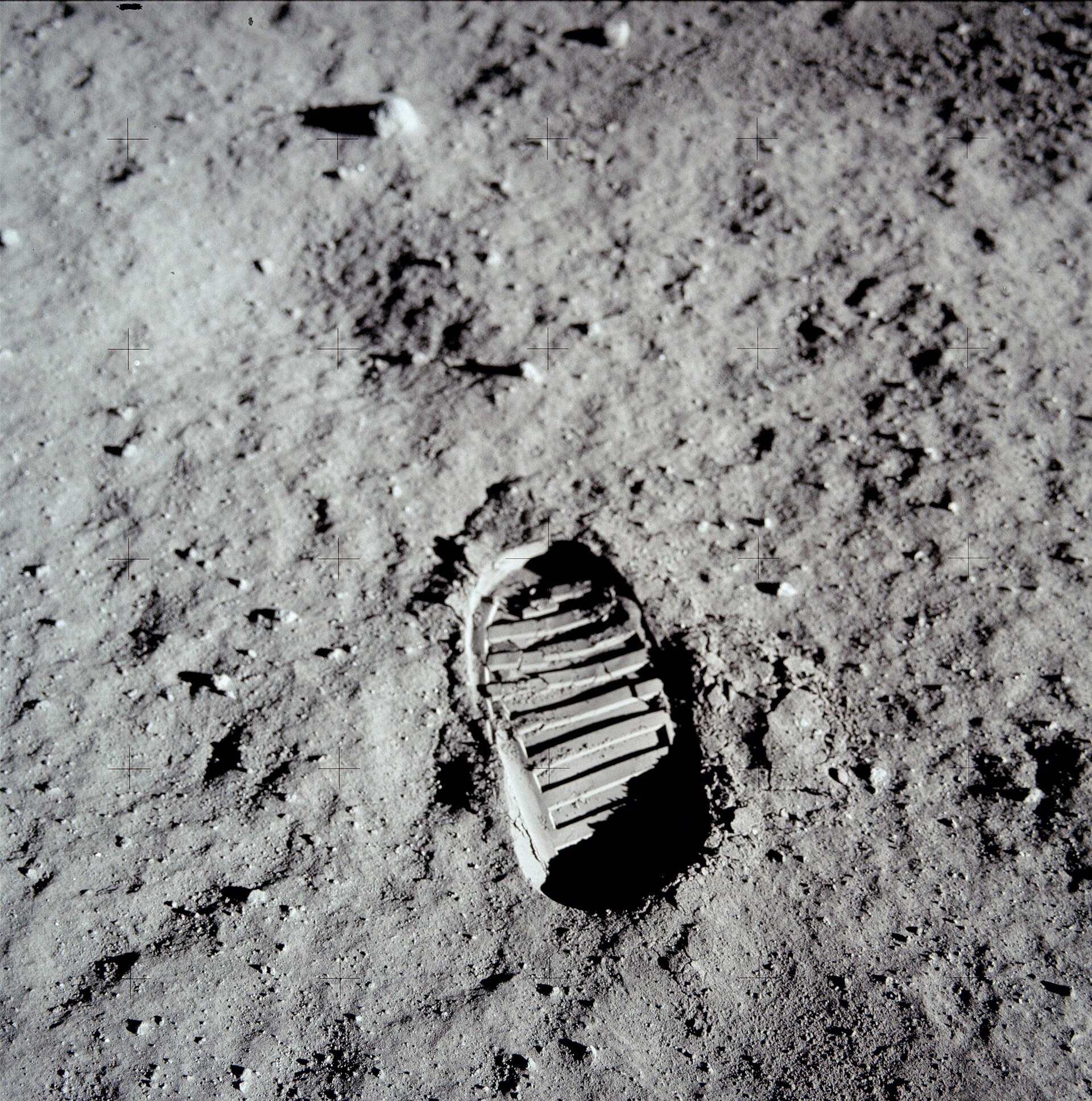 Grote foto van een Apollo 11-voetafdruk op de maan